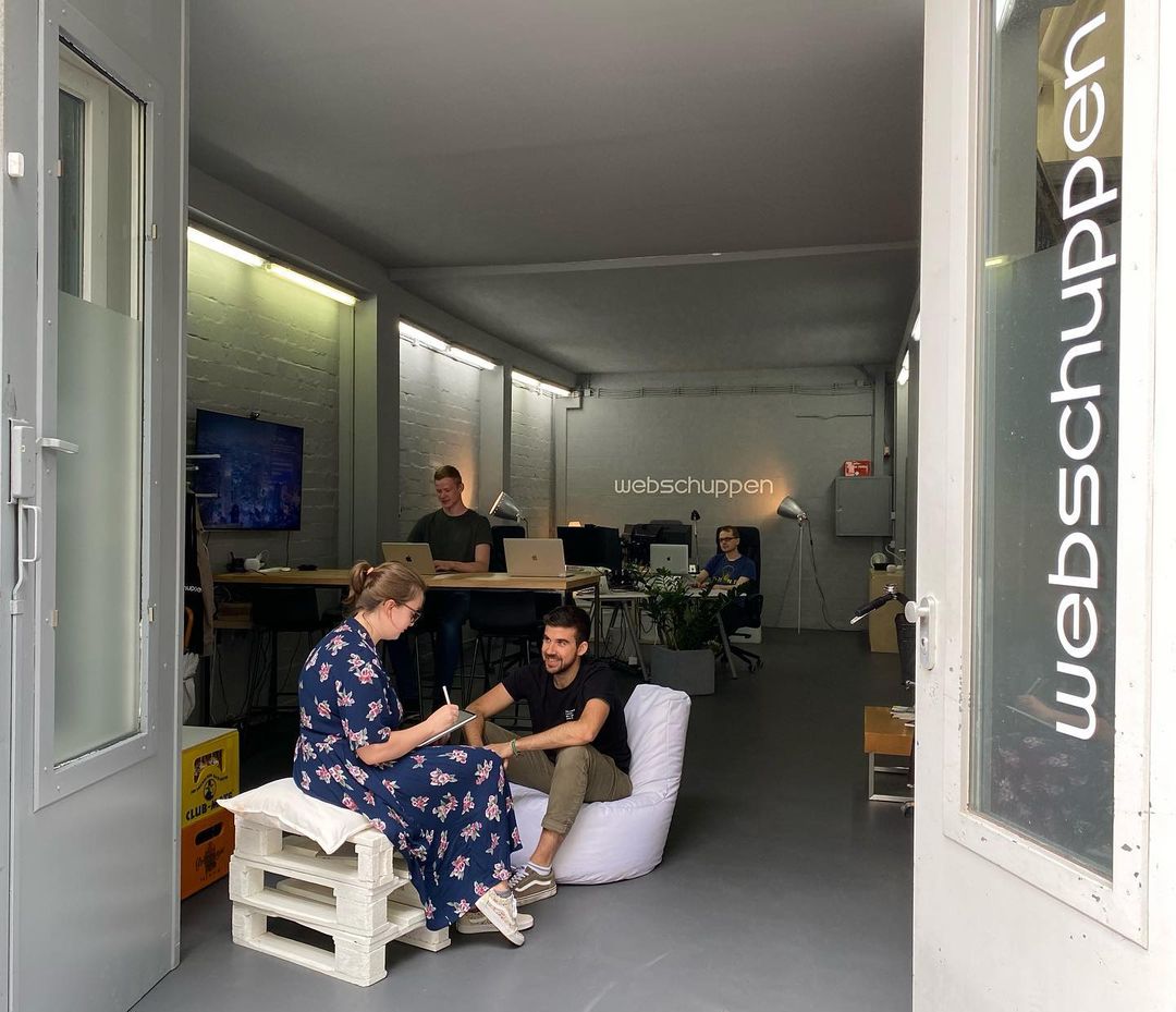 Team im webschuppen-Büro in Hamburg